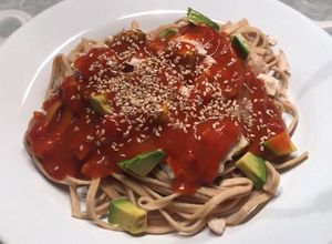 Una foto de Fideos integrales con palta y pollo, con salsa pomarola y semillas de sésamo!@cocinacaseraya