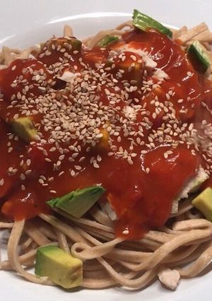 Una foto de Fideos integrales con palta y pollo, con salsa pomarola y semillas de sésamo!@cocinacaseraya