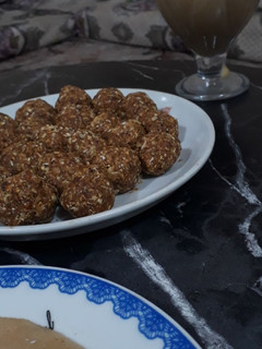 صورة لوصفة كرات الطاقة بالتمر