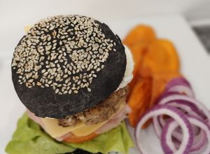 Una foto de Black burger