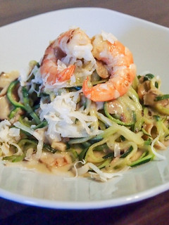 Una foto de Spaguetti de calabacín al curry con langostinos