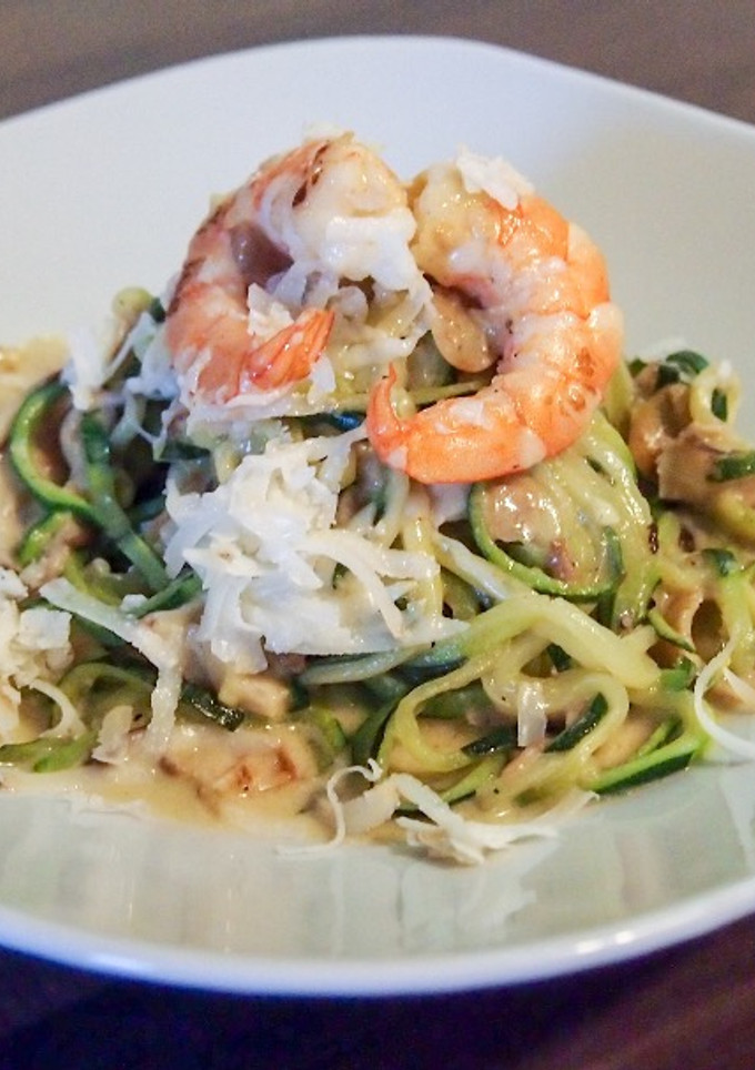 Una foto de Spaguetti de calabacín al curry con langostinos