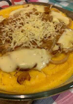 Una foto de Pizza de polenta a la fugazzeta