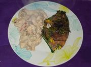 Una foto de tortilla de espinaca y champiñones