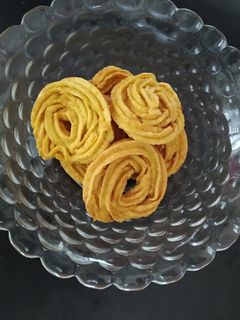 उडदाच्या पिठाची चकली (udid pith chakali recipe in marathi) रेसिपी चे मुख्य फोटो