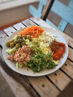 Una foto de Ensalada mediterránea y completa