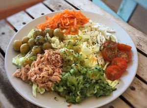 Foto principal de Ensalada mediterránea y completa