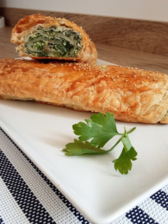Una foto de Brazo gitano de hojaldre relleno de espinacas y ricotta