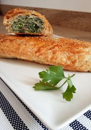 Una foto de Brazo gitano de hojaldre relleno de espinacas y ricotta