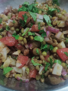 મિક્સ કઠોળ નું સલાડ (Mix Kathol Salad Recipe In Gujarati) રેસીપી મુખ્ય ફોટો