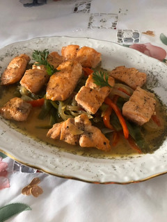 Una foto de Salmón con verduras