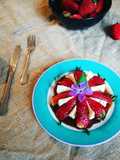 Mozzarella y fresas con sirope de anís estrellado