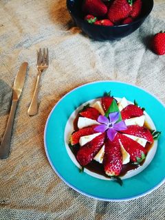 Una foto de Mozzarella y fresas con sirope de anís estrellado