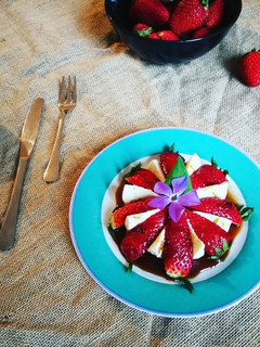 Una foto de Mozzarella y fresas con sirope de anís estrellado