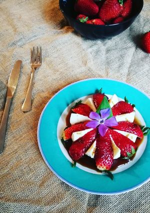 Foto principal de Mozzarella y fresas con sirope de anís estrellado