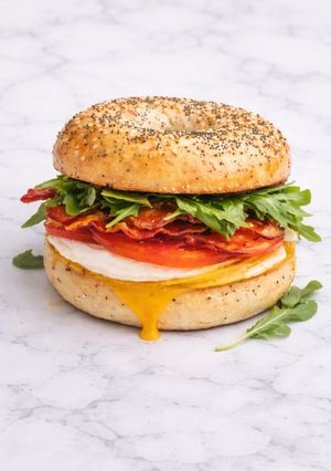 Una foto de Bagel de jamón serrano y queso brie