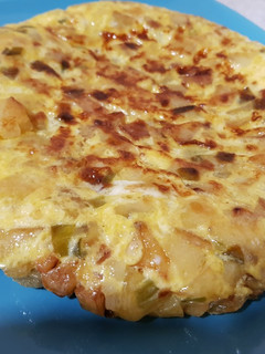 Una foto de Tortilla de papas con cebolla y pimiento