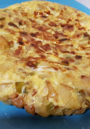 Una foto de Tortilla de papas con cebolla y pimiento