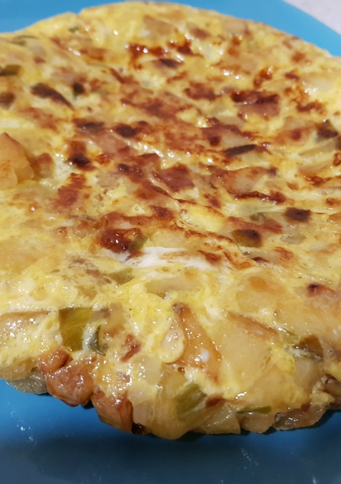 Una foto de Tortilla de papas con cebolla y pimiento