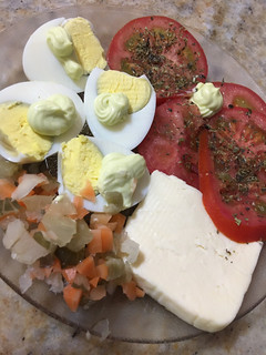Una foto de Ensalada fresca con 🥚!!