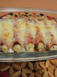 Una foto de Canelones de jamón york rellenos de champiñones