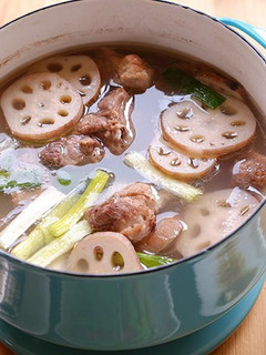 【蓮藕排骨湯】鮮甜湯頭喝一口難忘懷 的食譜成品照片