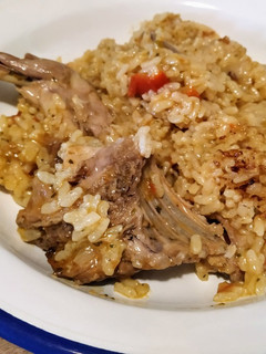 Una foto de Arroz con conejo en adobo