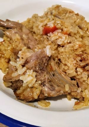 Una foto de Arroz con conejo en adobo