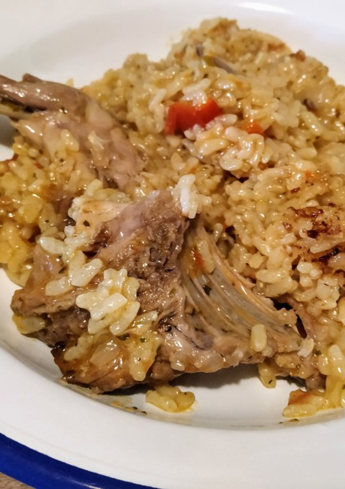 Una foto de Arroz con conejo en adobo