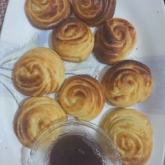 A picture of Sweet bun called qatlama.