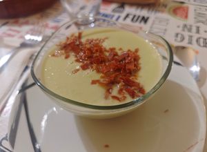 Foto principal de Gazpacho de melón con crujiente de jamón