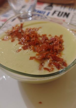 Una foto de Gazpacho de melón con crujiente de jamón