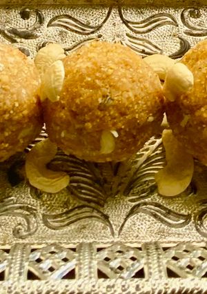 चुरमा लाडू (Churma Ladoo Recipe In Marathi) रेसिपी चे मुख्य फोटो