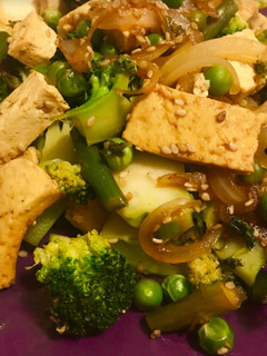 Una foto de Salteado de verduras con tofu y sésamo