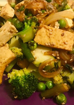 Foto principal de Salteado de verduras con tofu y sésamo