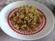 Una foto de arroz blanco con salsa de soya