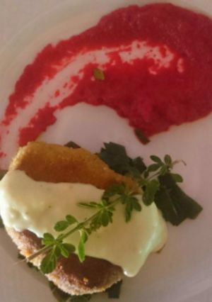 Una foto de Lomo apanado, bañado con salsa Velouté, acompañado de puerros salteados y puré de betarraga