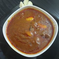 A picture of Onion Garlic Kuzhambu (Poondu Kuzhambu): A Flavorful Delight for Hot Rice.