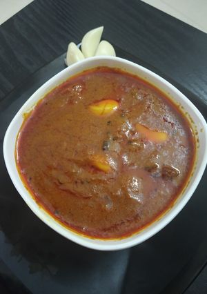 A picture of Onion Garlic Kuzhambu (Poondu Kuzhambu): A Flavorful Delight for Hot Rice.