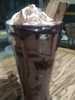 થિક ચોકલેટ મિલ્કશેક (Thick chocolate Milkshake Recipe In Gujarati) રેસીપી મુખ્ય ફોટો