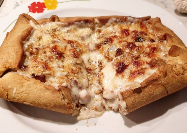 Torta salata brisé all'olio, crema di gorgonzola, zucca e noci