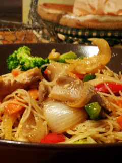Una foto de Fideos chinos con verduras
