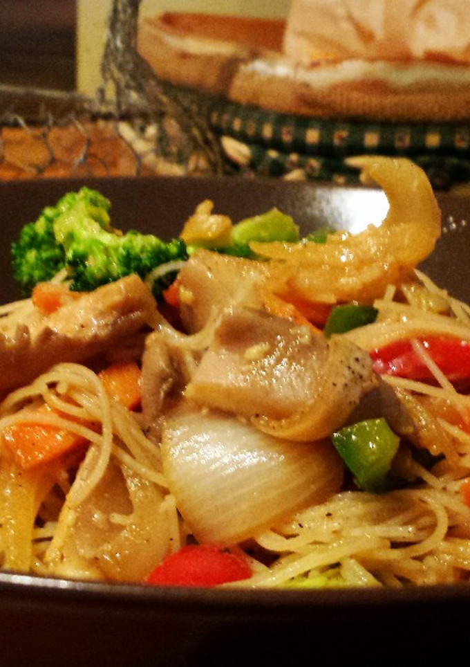 Una foto de Fideos chinos con verduras