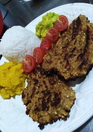 Una foto de Hamburguesa vegetariana de jengibre, limón y miel! 🍯🍋