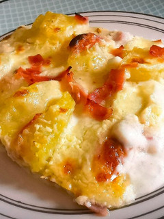 Una foto de Patatas con Bacon y Jamón York gratinado con Bechamel