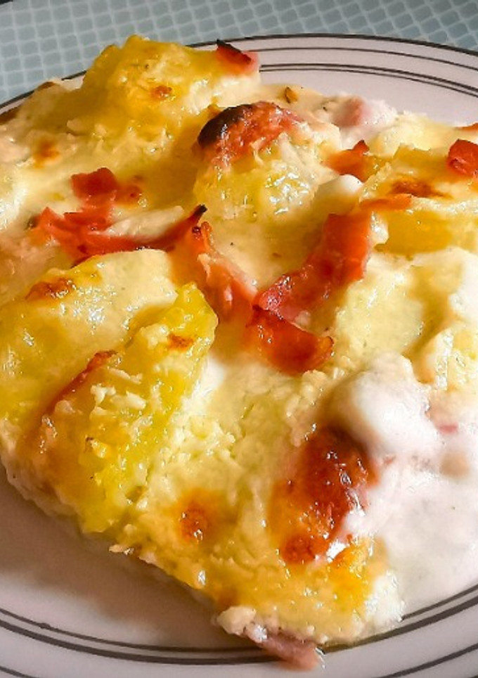 Una foto de Patatas con Bacon y Jamón York gratinado con Bechamel