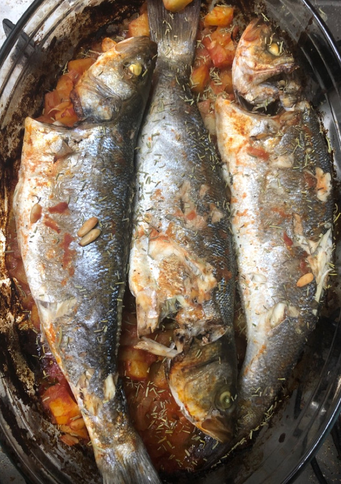 Una foto de 268. Lubina al horno (principal pescado)