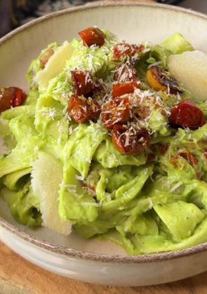 Una foto de Tallarines con Salsa de Aguacate y Queso