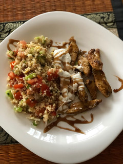 Bulgur saláta roston csirkecsíkokkal recept fotója