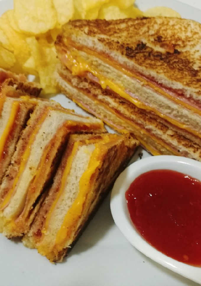 Una foto de Sandwich Montecristo estilo Mediterráneo